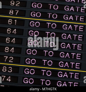 Aeroporto di partenza con scheda di andare a segno di gate. Foto Stock