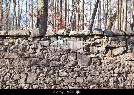 Muro di pietra barriera, ostacolo, difficoltà Foto Stock