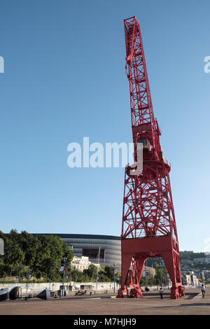 La Grua Carola, rosso gru, slancio dell'ultimo dei cantieri navali di Bilbao, Bilbaos football Stadium, San memi, la Catedral nella beckground, Vizcay Foto Stock