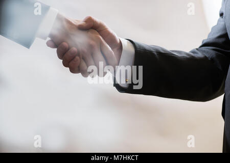 Handshake business di due imprenditori in giacca, negoziare e concludere l'affare. Foto Stock