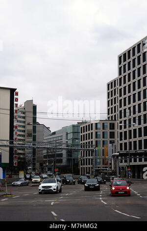 Stoccarda, Germania - Febbraio 03, 2018: edifici commerciali, alberghi e il traffico lungo la Theodor-Heuss-Street presso la stazione principale nel febbraio 03, 2018 Foto Stock