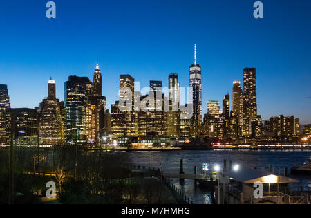 La parte inferiore dello skyline di Manhattan come visto da Dumbo, Brooklyn di notte Foto Stock