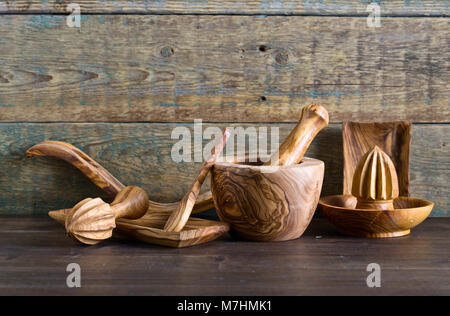 Set di cucina in legno utensili di legno d'olivo . Foto Stock