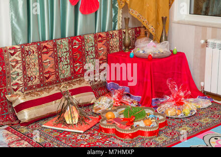 Novruz holiday sfondo . Novruz holiday sfondo . Novruz vassoio di rame piatto con Azerbaigian nazionale pakhlava pasticceria e shecurbura e semeni verde Foto Stock