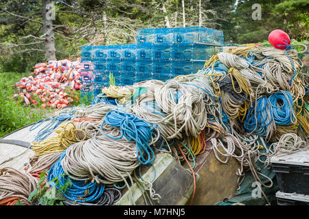 La Lobstermen funi, gabbie galleggianti e imbarcazioni a remi in storage. Foto Stock