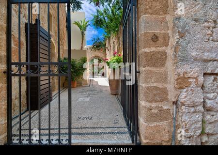 RHODES, Grecia - 08 Maggio: Ingresso esclusivo a una piccola quattro stelle spirito dei cavalieri Boutique Hotel sulla strada Alexandridou sulla Vecchia a maggio Foto Stock