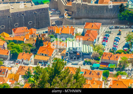 Aerial cityscape vista dalla funivia nella famosa città di Dubrovnik, Croazia Europa. Foto Stock