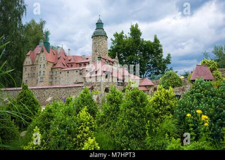 KOWARY, Polonia - Luglio 12, 2017: modello di difensiva medievale castello di Czocha in Lesna nel parco in miniatura. Foto Stock