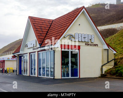 Oscars take away pesce e Chip Shop sul lungomare a Saltburn North Yorkshire Foto Stock