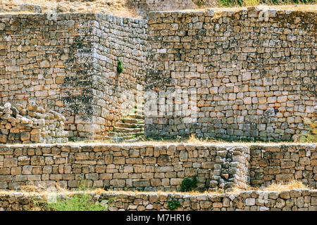 Frammento di La fortezza vecchia parete nella antica Akrocorinth. Peloponneso, Grecia. Foto Stock