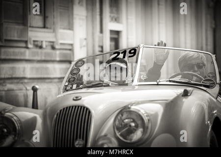 Monza, Italia - 2016 maggio 22: la storica Millemiglia Classic Car Rally passa attraverso Monza con loro alla moda e auto d'epoca Foto Stock