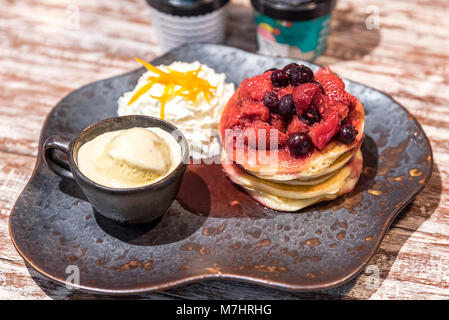 Pancake servita con gelato il gelato Foto Stock