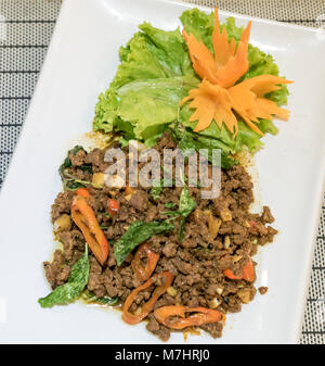 La carne di maiale, basilico tailandese cibo piccante Foto Stock