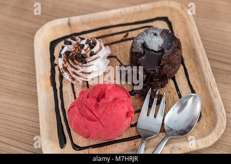 Cioccolato torta di lava con gelato e salsa al cioccolato Foto Stock