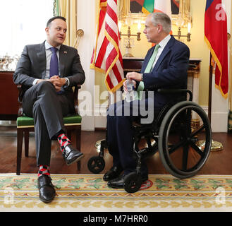 Taoiseach Leo Varadkar incontra il governatore del Texas Greg Abbott presso i governatori Mansion di Austin all inizio della sua settimana lunga visita negli Stati Uniti d'America. Foto Stock