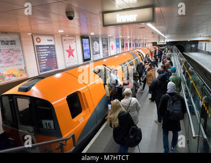 Vista della metropolitana e del treno passeggeri presso la stazione della metropolitana sulla piattaforma di Glasgow Subway system , Scozia, Regno Unito Foto Stock