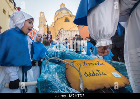 PROCIDA, Italia - 25 Marzo 2016 - Ogni anno la processione del 'misteri' è celebrato a Pasqua il Venerdì Santo a Procida, Italia. Isolani portare attraverso le strade di elaborare e pesanti 'Misteries' che rappresentano scene della Bibbia. Anche i bambini sono coinvolti nella processione. Foto Stock