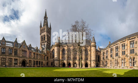 Vista del quadrangolo est all'Università di Glasgow, Scotland, Regno Unito Foto Stock