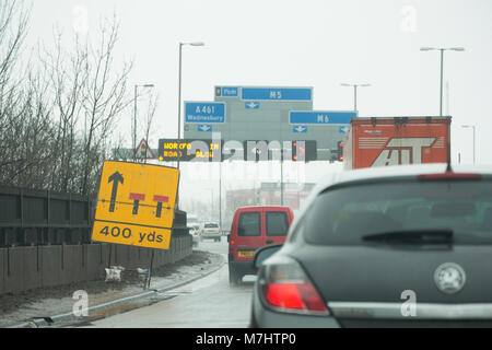 Lavori stradali lungo l'autostrada M6 in direzione sud vicino alla giunzione con il M5. Inghilterra, Regno Unito Foto Stock