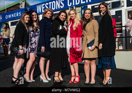 Hereford, Herefordshire, UK. 10 marzo, 2018. Lucinda Dutton (raffigurato in un cappotto rosso, 3 da sinistra) da Wrexham percorsa a Hereford gare con gli amici per festeggiare il suo partito di gallina a Hereford racecourse durante il Signore giorno in Hereford il 10 marzo 2018. Credito: Jim legno/Alamy Live News Foto Stock