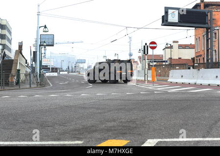 Venezia, Italia. 10th, Mar 2018. In 28 agosto 2017, sono state costruite sul gate di Venezia "Piazzale Roma", l'anti-barriera di terrore quando viene avviato al Festival del Cinema di Venezia. Dopo otto mesi impotente barriere Jersey in calcestruzzo sono ancora lì. L'installazione continua a controllare la validità del flusso di traffico e pedonale. Le barriere che si estendono oltre il Ponte della libertˆ di Piazzale Roma in anticipo, sono progettati per bloccare qualsiasi attacco di veicolare, un blindato auto era il controllo del traffico. Credito: ALEJANDRO SALA/Alamy Live News Foto Stock