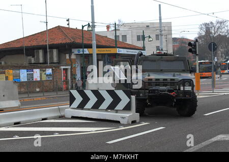 Venezia, Italia. 10th, Mar 2018. In 28 agosto 2017, sono state costruite sul gate di Venezia "Piazzale Roma", l'anti-barriera di terrore quando viene avviato al Festival del Cinema di Venezia. Dopo otto mesi impotente barriere Jersey in calcestruzzo sono ancora lì. L'installazione continua a controllare la validità del flusso di traffico e pedonale. Le barriere che si estendono oltre il Ponte della libertˆ di Piazzale Roma in anticipo, sono progettati per bloccare qualsiasi attacco di veicolare, un blindato auto era il controllo del traffico. Credito: ALEJANDRO SALA/Alamy Live News Foto Stock