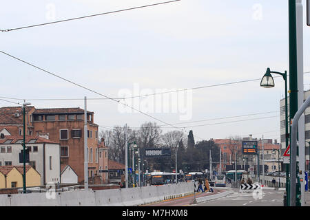 Venezia, Italia. 10th, Mar 2018. In 28 agosto 2017, sono state costruite sul gate di Venezia "Piazzale Roma", l'anti-barriera di terrore quando viene avviato al Festival del Cinema di Venezia. Dopo otto mesi impotente barriere Jersey in calcestruzzo sono ancora lì. L'installazione continua a controllare la validità del flusso di traffico e pedonale. Le barriere che si estendono oltre il Ponte della libertˆ di Piazzale Roma in anticipo, sono progettati per bloccare qualsiasi attacco di veicolare, un blindato auto era il controllo del traffico. Credito: ALEJANDRO SALA/Alamy Live News Foto Stock