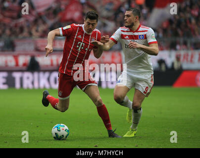 Monaco di Baviera, Germania. Decimo Mar, 2018. Il Bayern Monaco di Robert Lewandowski (L) con vies di Amburgo Kyriakos Papadopoulos durante un match della Bundesliga, a Monaco di Baviera, Germania, il 10 marzo 2018. Il Bayern Monaco ha vinto 6-0. Credito: Philippe Ruiz/Xinhua/Alamy Live News Foto Stock