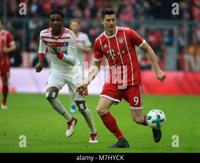 Monaco di Baviera, Germania. Decimo Mar, 2018. Il Bayern Monaco di Robert Lewandowski (R) con vies di Amburgo Gedeone Jung durante un match della Bundesliga, a Monaco di Baviera, Germania, il 10 marzo 2018. Il Bayern Monaco ha vinto 6-0. Credito: Philippe Ruiz/Xinhua/Alamy Live News Foto Stock