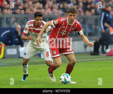 Monaco di Baviera, Germania. Decimo Mar, 2018. Il Bayern Monaco di Baviera Thomas Mueller (R) si rompe durante un match della Bundesliga tra Bayern Monaco e Hamburger SV, a Monaco di Baviera, Germania, il 10 marzo 2018. Il Bayern Monaco ha vinto 6-0. Credito: Philippe Ruiz/Xinhua/Alamy Live News Foto Stock