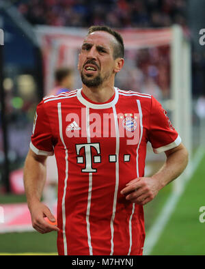 Monaco di Baviera, Germania. Decimo Mar, 2018. Del Bayern Monaco Franck Ribery celebra la sua rigature durante un match della Bundesliga tra Bayern Monaco e Hamburger SV, a Monaco di Baviera, Germania, il 10 marzo 2018. Il Bayern Monaco ha vinto 6-0. Credito: Philippe Ruiz/Xinhua/Alamy Live News Foto Stock