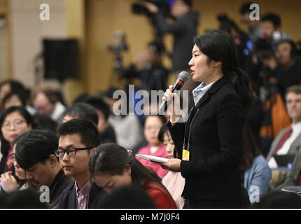 Pechino, Cina. Undicesimo Mar, 2018. Un giornalista pone domande nel corso di una conferenza stampa sull'apertura su tutti i fronti e la promozione di alta qualità dello sviluppo delle attività commerciali a margine della prima sessione del XIII Congresso Nazionale del Popolo di Pechino, capitale della Cina, 11 marzo 2018. Credito: Wang Peng/Xinhua/Alamy Live News Foto Stock