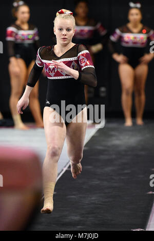 Philadelphia, Pennsylvania, USA. 9 Mar, 2017. Tempio di gufi ginnasta RENNIX MADISON compete sul vault durante un incontro tenutosi a Philadelphia, PA. Il tempio è arrivato secondo in Maryland in tri-incontrare. Credito: Ken Inness/ZUMA filo/Alamy Live News Foto Stock