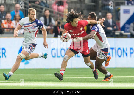 Vancouver, Canada. Il 10 marzo 2018. Nathan Hirayama del Canada di essere affrontati da Mata Leuta degli STATI UNITI D'AMERICA. HSBC/ Canada Sevens-Day uno BC Place. © Gerry Rousseau/Alamy Live News Foto Stock