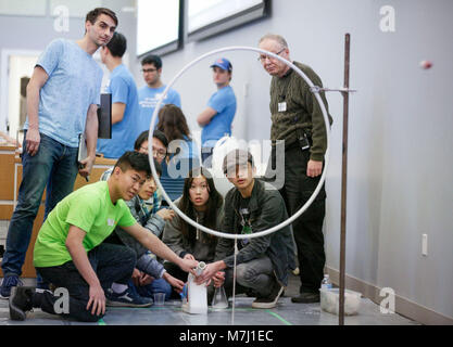 Vancouver, Canada. Decimo Mar, 2018. Gli studenti partecipano alla quarantesima annuale delle Olimpiadi di Fisica tenutasi presso la University of British Columbia a Vancouver in Canada, 10 marzo 2018. Credito: Liang Sen/Xinhua/Alamy Live News Foto Stock