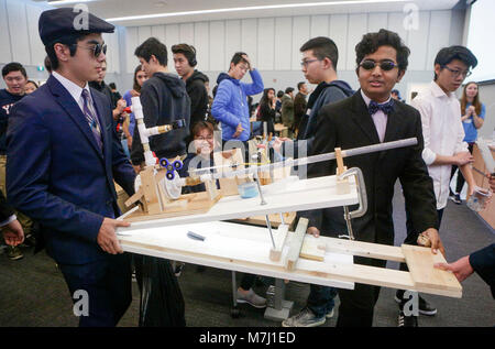 Vancouver, Canada. Decimo Mar, 2018. Gli studenti partecipano alla quarantesima annuale delle Olimpiadi di Fisica tenutasi presso la University of British Columbia a Vancouver in Canada, 10 marzo 2018. Credito: Liang Sen/Xinhua/Alamy Live News Foto Stock