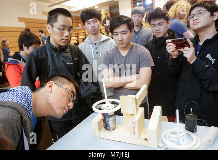 Vancouver, Canada. Decimo Mar, 2018. Gli studenti partecipano alla quarantesima annuale delle Olimpiadi di Fisica tenutasi presso la University of British Columbia a Vancouver in Canada, 10 marzo 2018. Credito: Liang Sen/Xinhua/Alamy Live News Foto Stock