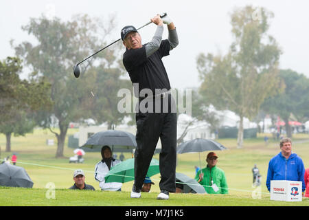 Newport Beach, California, Stati Uniti d'America. Decimo Mar, 2018. JOEY SINDELAR fa un tee-shot sul secondo foro durante il secondo round della Toshiba Classic presso il Newport Beach Country Club il 10 marzo 2018 in Newport Beach, California. Credito: Doug Gifford/ZUMA filo/ZUMAPRESS.com/Alamy Live News Foto Stock