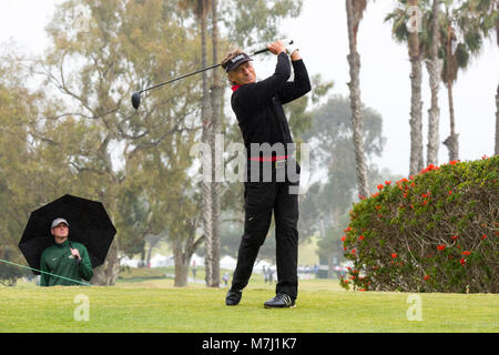 Newport Beach, California, Stati Uniti d'America. Decimo Mar, 2018. BERNARD LANGER fa un tee-shot sul terzo foro durante il secondo round della Toshiba Classic presso il Newport Beach Country Club il 10 marzo 2018 in Newport Beach, California. Credito: Doug Gifford/ZUMA filo/ZUMAPRESS.com/Alamy Live News Foto Stock