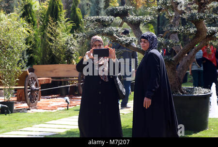 Il Cairo, Egitto. Decimo Mar, 2018. Gli egiziani visita il fiore di primavera mostra tenutasi a Orman Giardino Botanico di Giza in Egitto, il 10 marzo 2018 Credit: Sayed Amr/immagini APA/ZUMA filo/Alamy Live News Foto Stock