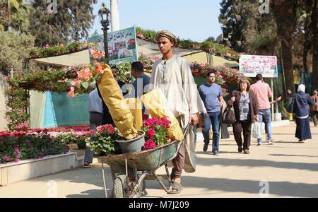 Il Cairo, Egitto. Decimo Mar, 2018. Gli egiziani visita il fiore di primavera mostra tenutasi a Orman Giardino Botanico di Giza in Egitto, il 10 marzo 2018 Credit: Sayed Amr/immagini APA/ZUMA filo/Alamy Live News Foto Stock