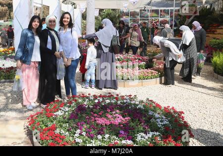 Il Cairo, Egitto. Decimo Mar, 2018. Gli egiziani visita il fiore di primavera mostra tenutasi a Orman Giardino Botanico di Giza in Egitto, il 10 marzo 2018 Credit: Sayed Amr/immagini APA/ZUMA filo/Alamy Live News Foto Stock