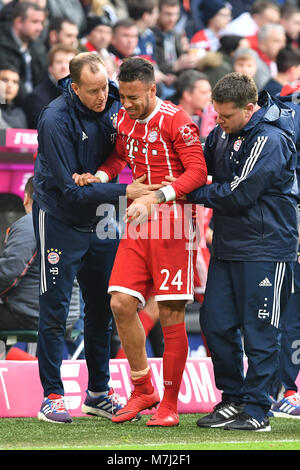 Muenchen, Deutschland. Decimo Mar, 2018. Corentin TOLISSO (FC Bayern Monaco di Baviera) wird verletzt vom Platz gefuehrt, Verletzung, Schmerzen. Fussball 1. Bundesliga, 26. Giornata giornata26, FC Bayern Monaco di Baviera (M)-HSV Amburgo Amburgo Amburgo (HH) 6-0, am 10.03.2018 in Muenchen/Germania, A L L I A N Z A R E N A. |utilizzo del credito in tutto il mondo: dpa/Alamy Live News Foto Stock