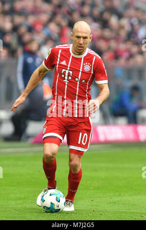 Muenchen, Deutschland. Decimo Mar, 2018. Arjen ROBBEN (FC Bayern Monaco di Baviera), Aktion, Einzelaktion, Einzelbild, Freisteller, Ganzkoerperaufnahme, ganze figura. Fussball 1. Bundesliga, 26. Giornata giornata26, FC Bayern Monaco di Baviera (M)-HSV Amburgo Amburgo Amburgo (HH) 6-0, am 10.03.2018 in Muenchen/Germania, A L L I A N Z A R E N A. |utilizzo del credito in tutto il mondo: dpa/Alamy Live News Foto Stock