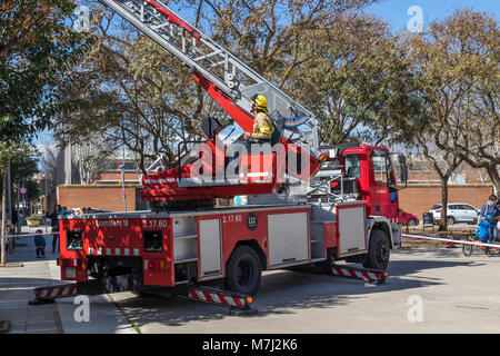 Palamos, Spagna. 10 marzo, 2018. Vigili del fuoco mostra sul villaggio Palamos Marzo 10, 2018 , Spagna Credito: Arpad Radoczy/Alamy Live News Foto Stock