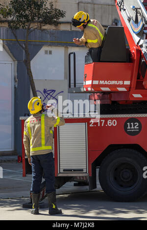 Palamos, Spagna. 10 marzo, 2018. Vigili del fuoco mostra sul villaggio Palamos Marzo 10, 2018 , Spagna Credito: Arpad Radoczy/Alamy Live News Foto Stock