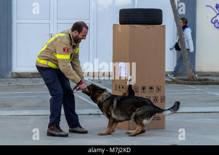 Palamos, Spagna. 10 marzo, 2018. Vigili del fuoco mostra sul villaggio Palamos Marzo 10, 2018 , Spagna Credito: Arpad Radoczy/Alamy Live News Foto Stock