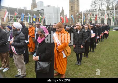 La piazza del Parlamento, Londra, Regno Unito. 11 marzo, 2018. tra le diverse fedi religiose si sono riuniti a pagare rispetti a quelli uccisi nella conversione di sessioni di terapia , intolleranza religiosa tra il più ampio mondo religioni principali. La conversione comporta spesso violenta e danneggiare le forme di persecuzione e di programmazione di coesione. Una veglia silenziosa ha avuto luogo sulla piazza del Parlamento per evidenziare entrambe le prassi e le vittime . Credito: Philip Robins/Alamy Live News Foto Stock