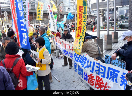 Tokyo, Giappone. Undicesimo Mar, 2018. Un gruppo di dimostranti portano con loro striscioni e cartelloni in una manifestazione in strada contro le centrali nucleari di fronte a Tokyo Electric Power Companys con sede a Tokyo domenica, 11 marzo 2018. Giappone osserva il settimo anniversario del forte terremoto e tsunami che ha portato ad una delle peggiori catastrofi nucleari mai al gigante companys utility power plant a Fukushima, circa 140 miglia a nord est di Tokyo, sette anni fa oggi. Credito: Natsuki Sakai/AFLO/Alamy Live News Foto Stock