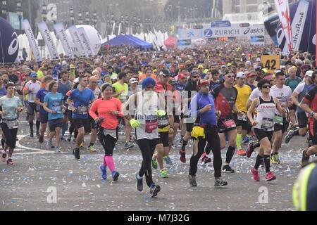 Barcellona, in Catalogna, Spagna. 11 marzo 2018. Maratona di Barcellona. Guide all'inizio della gara. Credito: Marc Soler/Alamy Live News. Foto Stock